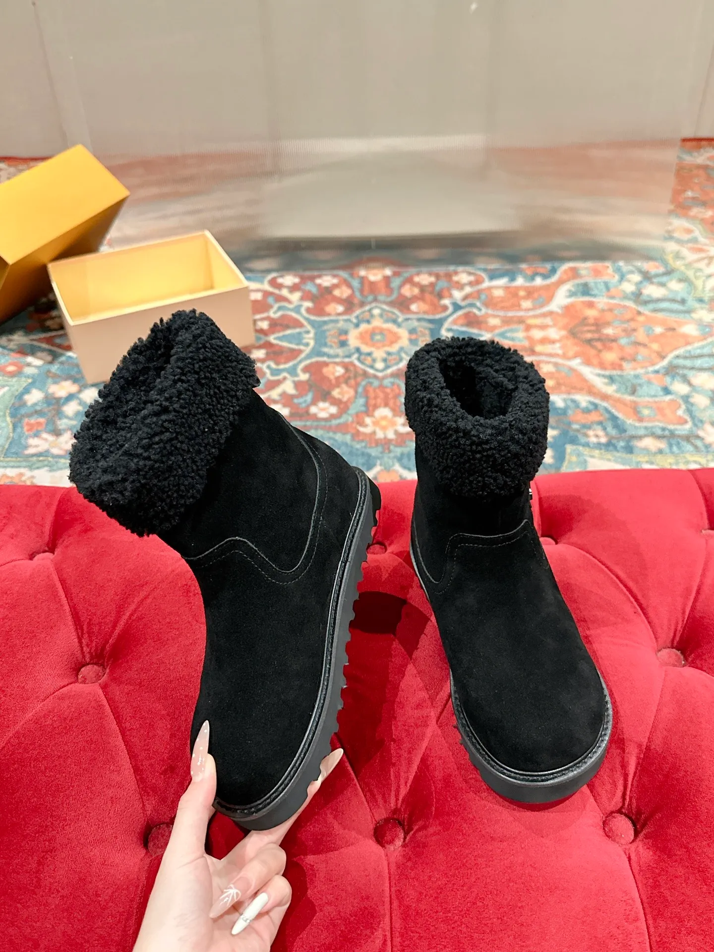 👟👟Ex-factory price 780👟👟 Louis Vuiton·Louis Vuitton 2025ss new LV Aspen Line series wool thick-soled Chelsea short boots fur boots snow boots Martin boots Original purchase, development and production This LV snow boots adopt the original lasting method. The materials are all original ones. Pay attention to the difference between the lower version and the molded rubber sole. The upper is decorated with three-dimensional carvings, which is full of high-end. The upper foot is really beautiful. ▪️Fabric: Cow suede/presbyopia leather ▪️Inner lining: original wool lining ▪️Outsole: original molded outsole ▪️Size: 35-40 (40 customized, non-returnable)